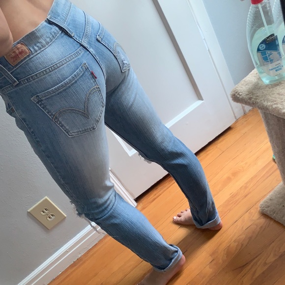 Levi jeans // light wash with some rips - Picture 3 of 6